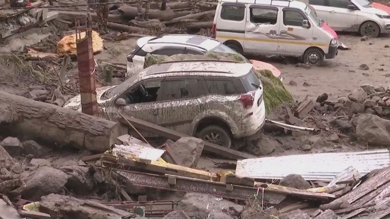 Внезапное наводнение в Индии: погибло не менее 64 человек