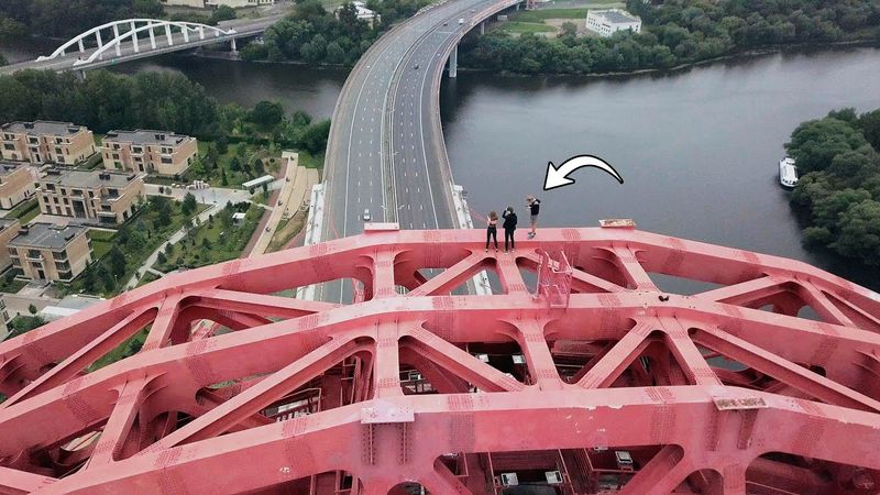 Залезли на самый высокий мост в Москве. Приехала полиция