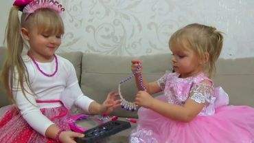 Маргарита и Лера ОДНИ ДОМА Наводят КРАСОТУ и Наряжаются в ПЛАТЬЯ girls dresses up and does makeup