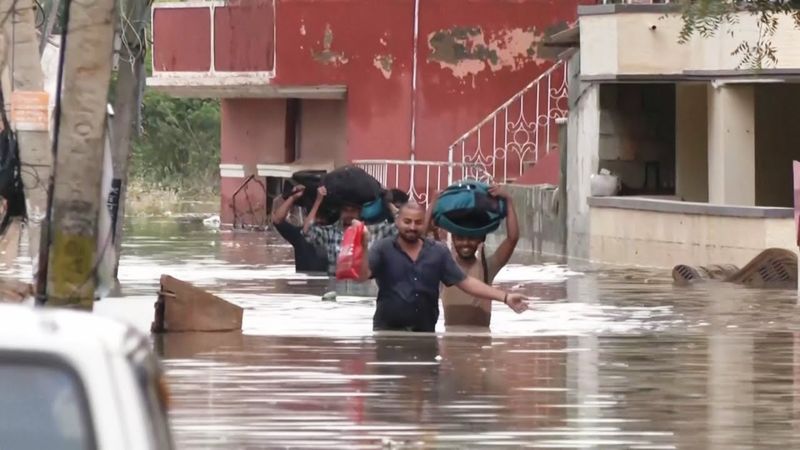 По пояс в воде: в Индии затопило город Бангалор