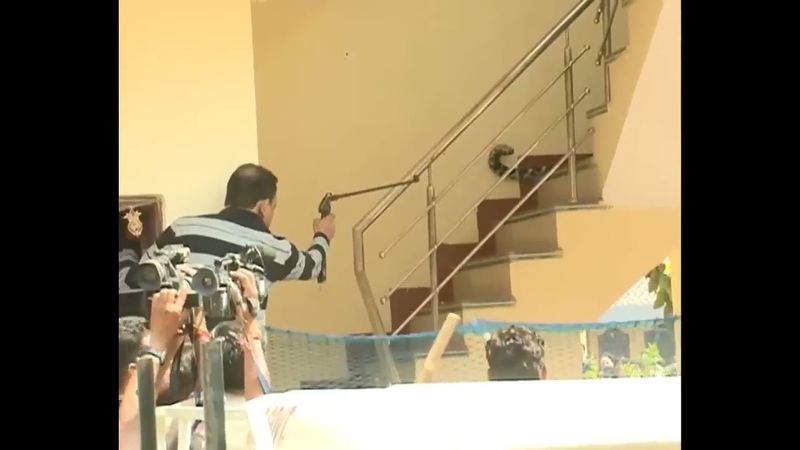 भारत में एक घर में तेंदुआ फंस गया, जिससे वहां रहने वाले लोग घबरा गए