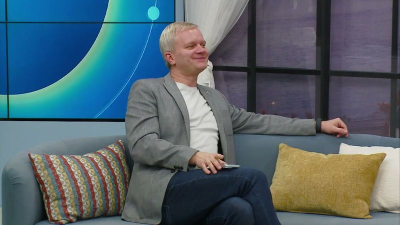 Почему слушать один наушник вредно?