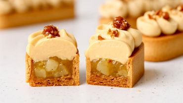 Тарталетки Груша-Карамель-Сыр Бри/ Песочное тесто, грушевая начинка, взбитый ганаш, орехи в карамели