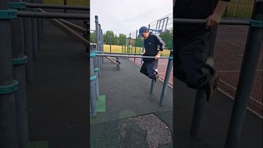 DIMAVIPER ЗАНИМАЕТСЯ НА БРУСЬЯХ