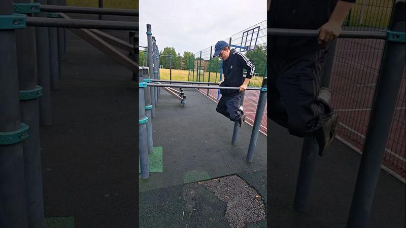 DIMAVIPER ЗАНИМАЕТСЯ НА БРУСЬЯХ