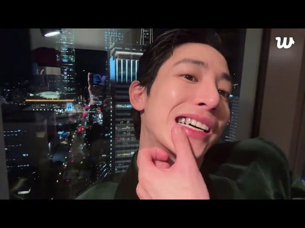 LEE SOO HYUK dropping by for a moment 💛💛