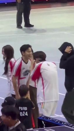 Sweet moment 🦁❤️🐢  CHEER UP KRISTSINGTOKINGMAN [Cr:miti_ tim; iiamii2...