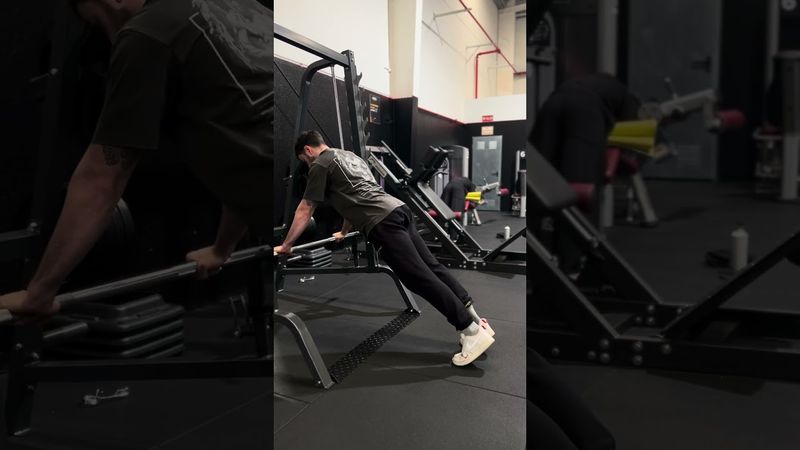 Flexiones inclinadas en multipower - Pectoral