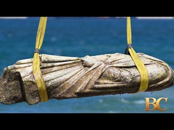 Vestígios de uma cidade submersa de 2.000 anos são retirados do mar perto de Alexandria