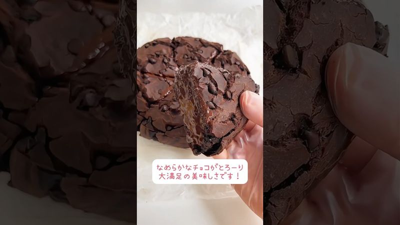 「チョコレートのおやつ」って、無性に食べたくなりますよね。 今日は、チョコ好きさんにぜひ試してほしい、「もちもち濃厚」なチョコケーキの作り方をご紹介します。