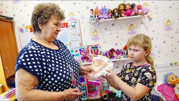 ГРИФЕРША УКРАЛА 120 000 РУБЛЕЙ У БАБУШКИ В РЕАЛЬНОЙ ЖИЗНИ И ЗАДОНАТИЛА В МАЙНКРАФТ!