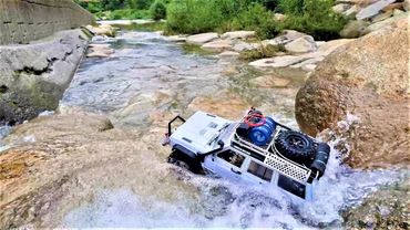 RC Car XtraSpeed SCX10 Jeep Cherokee Underwater Rock Crawling