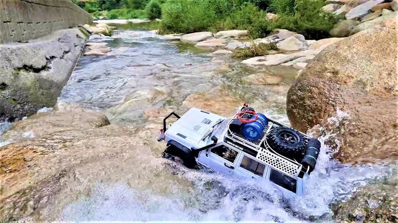 RC Car XtraSpeed SCX10 Jeep Cherokee Underwater Rock Crawling