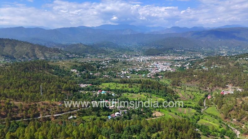 La salubre valle di Kausani e la città di montagna vicino a Jageshwar e Almora nell'Himalaya dell...