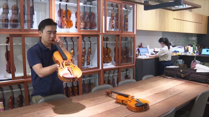 Малайзиец научился делать скрипки и стал первым мастером в своей стране