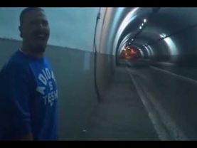 Мужик орёт на весь туннель песню из мультика Ну погоди! мем