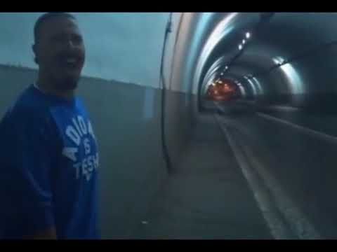 Мужик орёт на весь туннель песню из мультика Ну погоди! мем