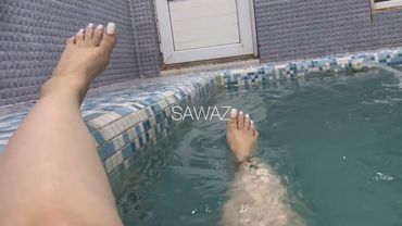 I swim with white nails and watch my feet dance 💜👣🦶