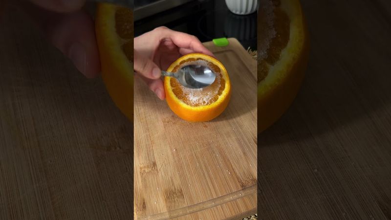 Опустите апельсин в соль и вам станет намного легче ￼#советы #лайфхаки #lifehacks #tips