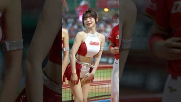 多慧真的超會！鞠躬完起身還可以馬上對我的鏡頭拋媚眼🥰​⁠@lee_dahye