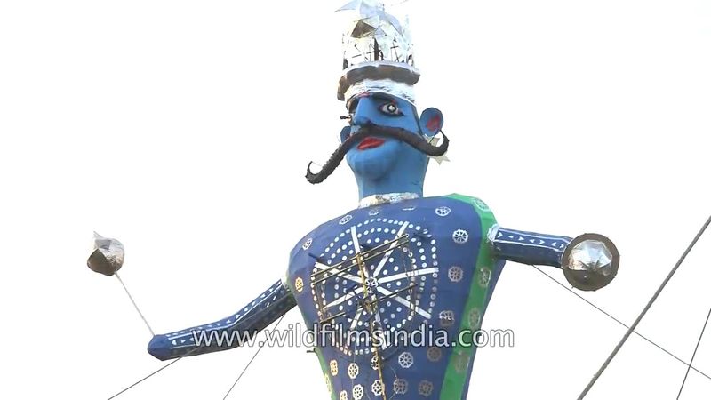 दशहरे पर पटाखों की लपटों में जलता हुआ कई सिर वाला राक्षस