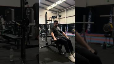 Elevaciones frontales sentado con mancuernas agarre prono - Deltoides anterior