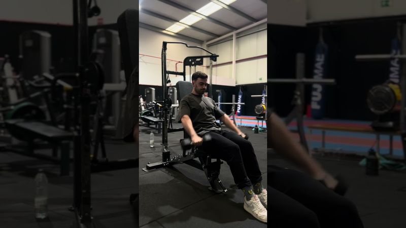 Elevaciones frontales sentado con mancuernas agarre prono - Deltoides anterior