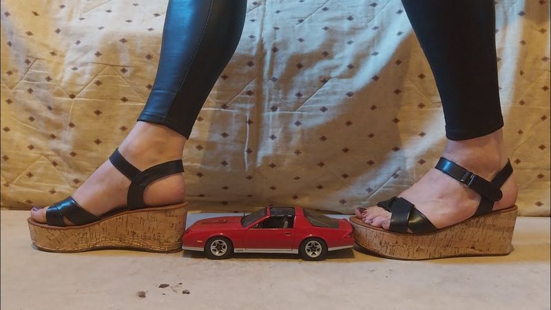 Giantess crush toy car - Chevrolet Camaro 1:18 #asmr #asmrcrushing #crush