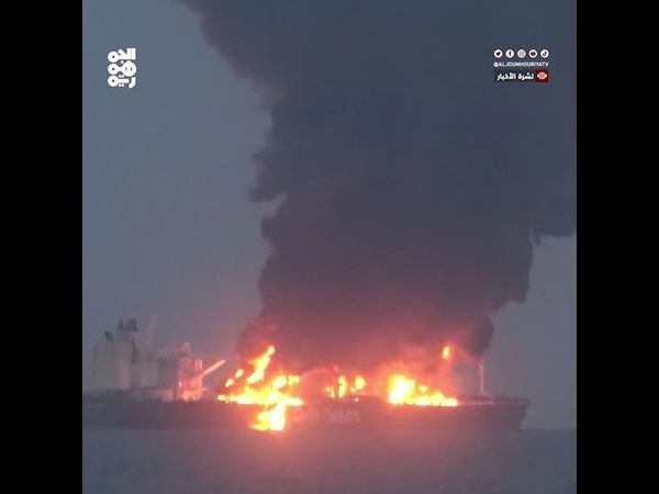 مصابان ومفقودان بعد هجوم على سفينة تجارية قرب الحديدة