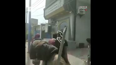 أبين.. مواطنون يعتدون على محال تجارية ومصرفية والأمن يتدخل