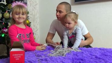 Маргарита и Лера ищут ПОДАРКИ ПОД ЕЛКОЙ  Папа Волшебник  Switch up for kids