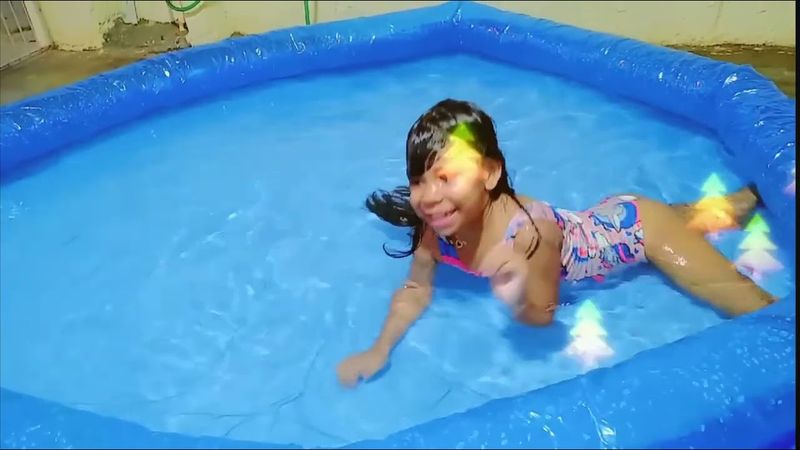 Menina na piscina, brincando de sereia 🧜🧜