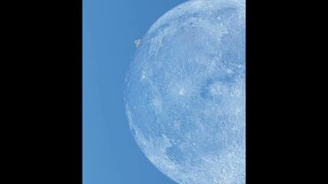 Уникальный момент падения астероида днём на Луну