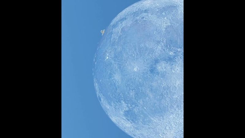 Уникальный момент падения астероида днём на Луну