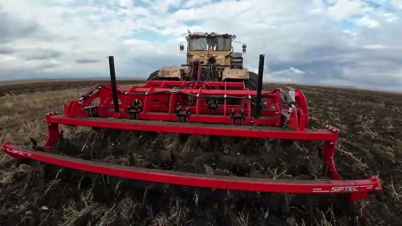 Трактор Кировец. Глубокорыхлитель Сиптек.
