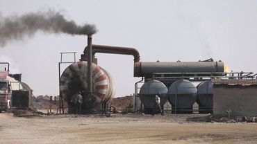 Самодельные нефтеперерабатывающие установки отравляют воздух на северо-востоке Сирии