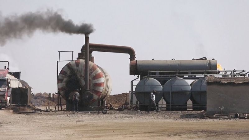 Самодельные нефтеперерабатывающие установки отравляют воздух на северо-востоке Сирии