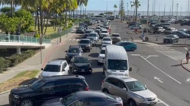 Gridlocked traffic near Hawaii beach after tsunami warning | AFP