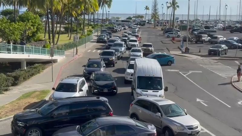 Gridlocked traffic near Hawaii beach after tsunami warning | AFP