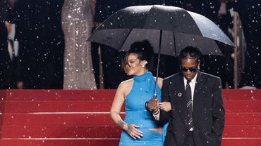 Зонтики, джинсы и шик: образы звёзд на красной дорожке Каннского кинофестиваля