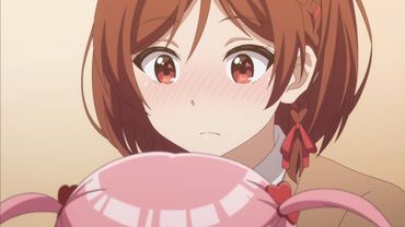 МЛАДШАЯ СЕСТРА ТРОГАЕТ ЗА ГР+ДЬ СТАРШУЮ