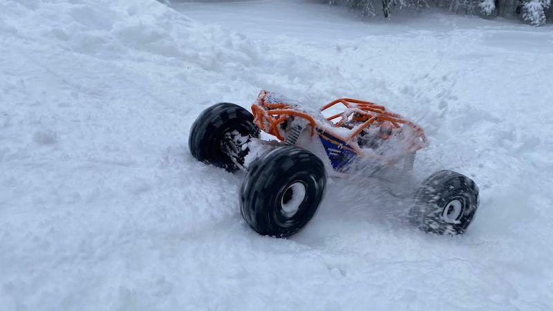 AXIAL RYFT - SNOW HILL CLIMB! SNOW BASHING