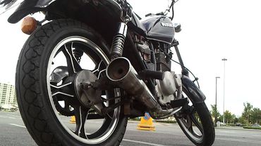 Suzuki GN125 start and rev exhaust sound