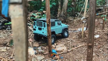 1/10 SCALE RC4WD Land Rover Defender ACTION DRIVING 4x4 RC CAR