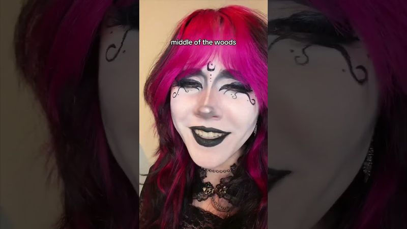 Non scappare, resta con noi ragazze goth😊 #relatable #gothgirl #gothgirls #tradgoth #tradgothmakeup