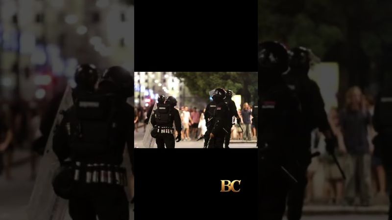 Dezenas de feridos na Sérvia em confrontos entre manifestantes e apoiadores do governo