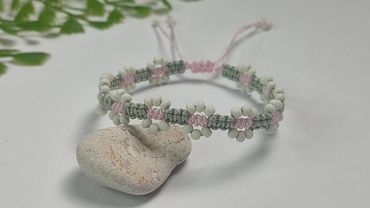 ساخت دستبند مکرامه گل با مهره‌های دانه‌ای | آموزش دستبند مکرامه