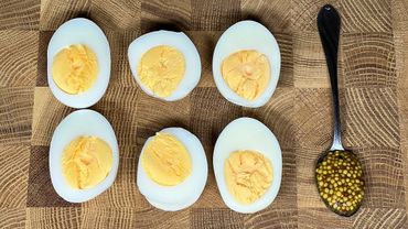 Беру яйца и готовлю из них закуску. Буквально за пару минут готовится и съедается первой