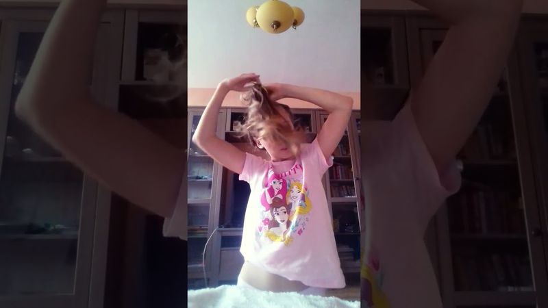 да,вот так делается этот пучок!правда надо было сделать аккуратнее и приколоть заколочками!❤❤❤