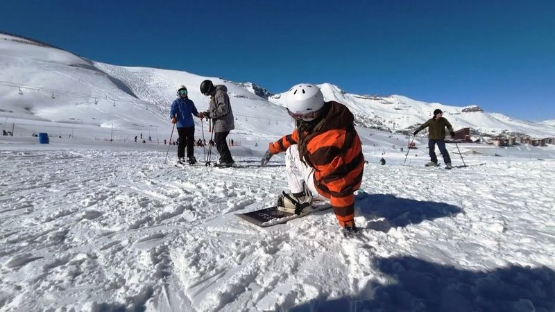 Любители лыжного спорта хлынули на курорты в чилийских Андах